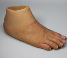 Een voet verdwijnt meestal in de schoen, maar een siliconen prothese is uitermate geschikt om blootsvoets te mee te lopen. Door ruimte tussen de grote teen en de kleine teen te maken, is het bijvoorbeeld mogelijk om teenslippers te dragen.