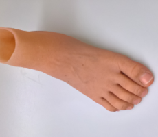 Deze siliconen voetprothese maakte onze vakspecialist John Brandsen op maat voor een klant.